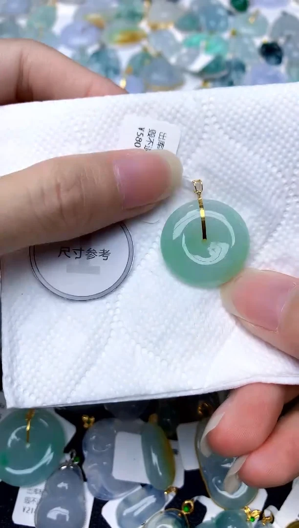 颈饰18K金镶嵌翡翠天然A货翡翠
