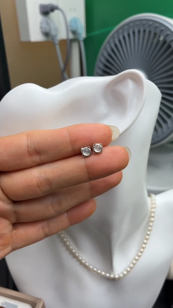 颈饰18K金镶嵌翡翠天然翡翠A货