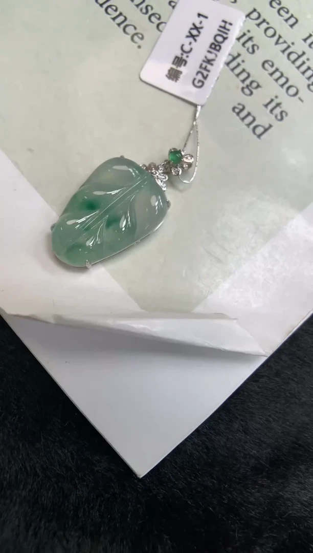 翡翠18K金镶嵌颈饰叶子