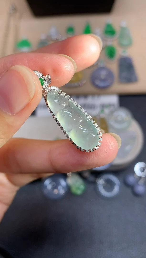 颈饰18K金镶嵌翡翠福豆【无服务费