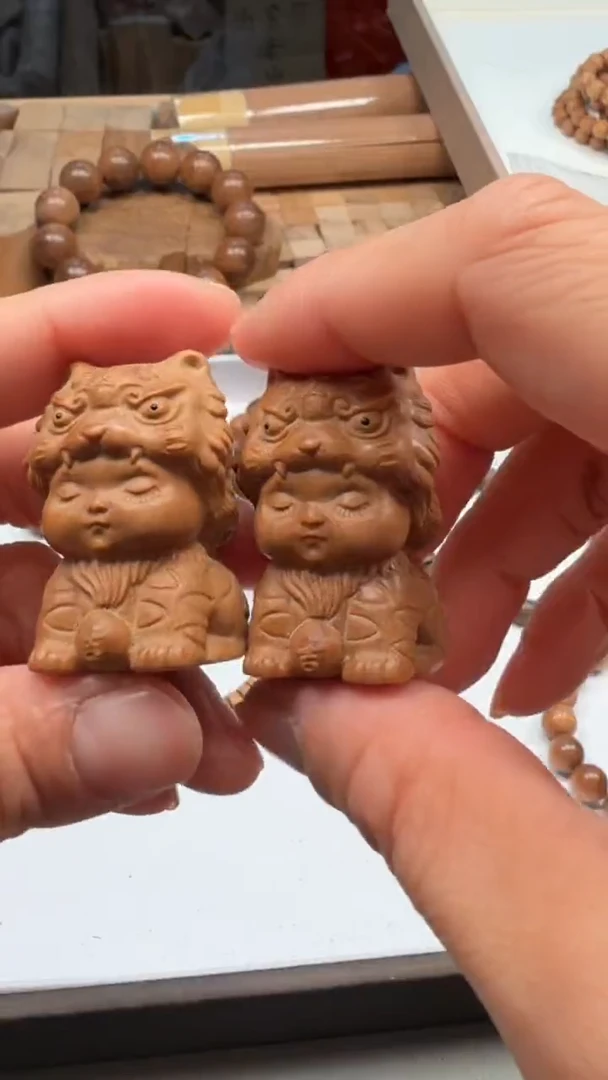 檀香木其他虎娃摆件一个