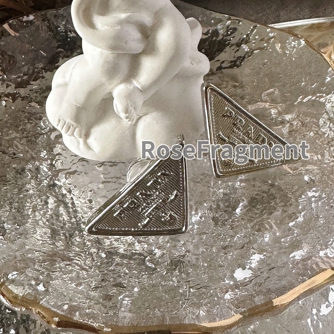 铜合金耳饰 p家高档 倒三角标耳环 耳钉高级感徽章 925纯银针