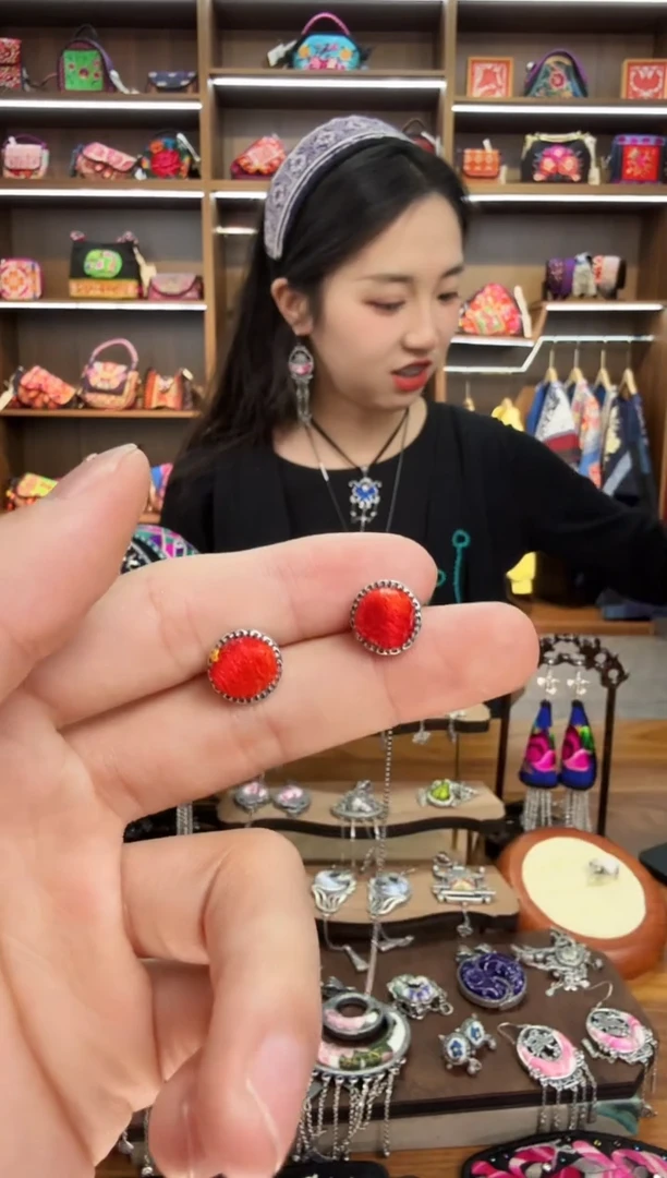 【闪购商品】织绣75蒙阿苏苗绣传承