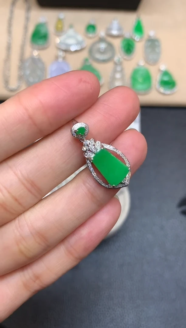 颈饰18K金镶嵌翡翠无事牌【无服务费