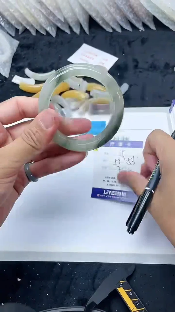 石英质玉手镯未镶嵌65