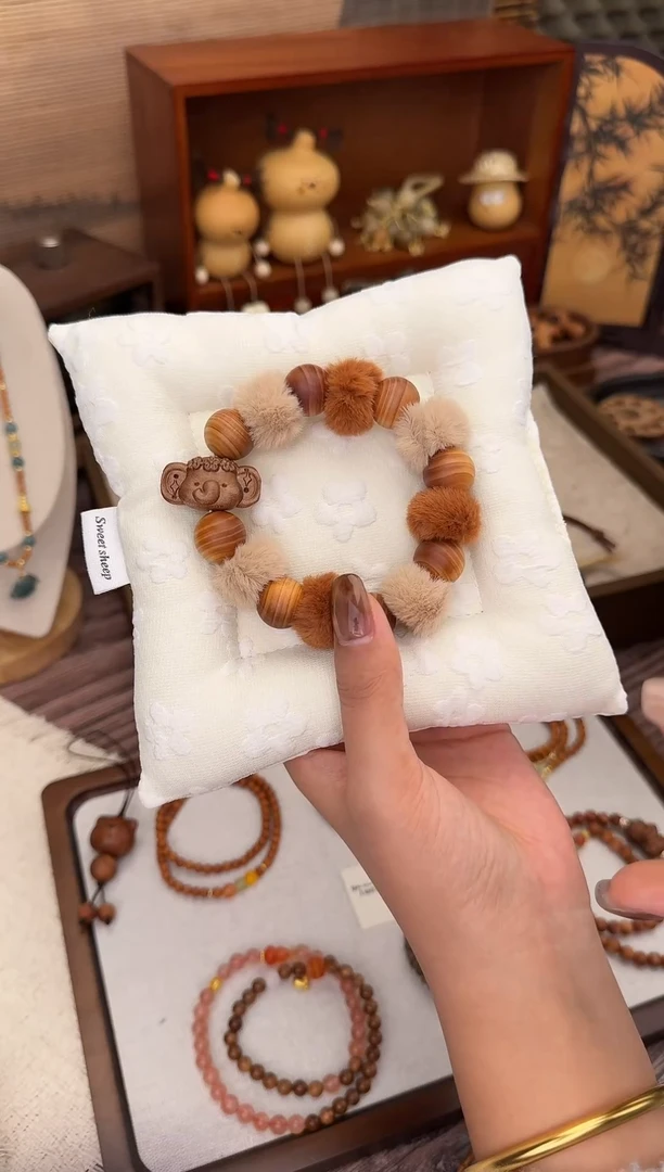 木质类崖柏毛球手串