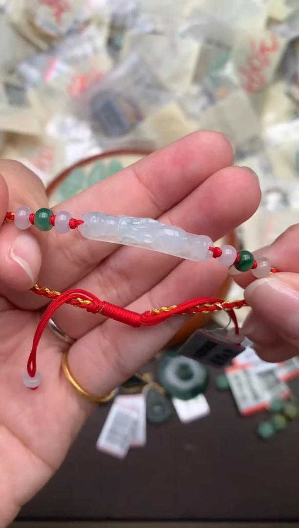 翡翠挂件未镶嵌  —
