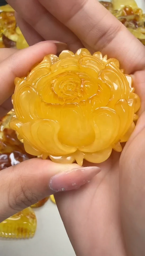 未镶嵌琥珀裸石如图