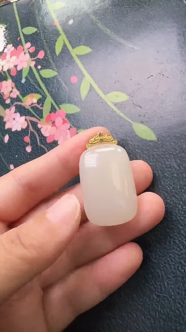 和田玉18K金镶嵌颈饰吊坠