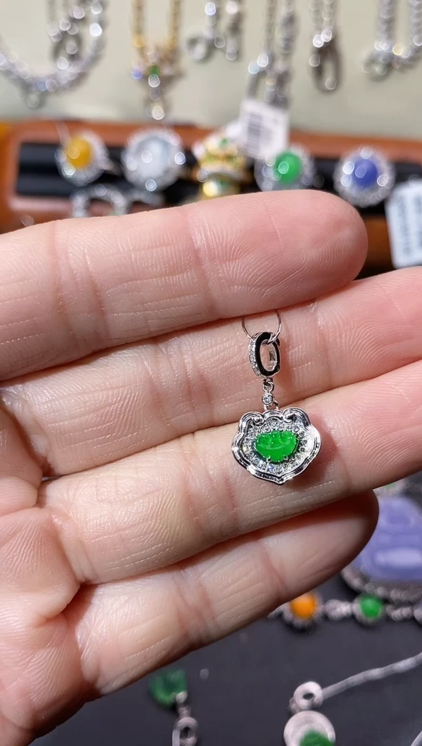 【闪购商品】翡翠吊坠(不含链)18K金镶嵌吊坠