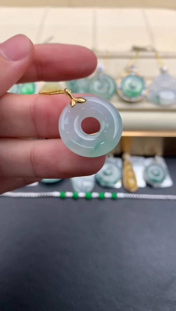翡翠18K金镶嵌颈饰Q74