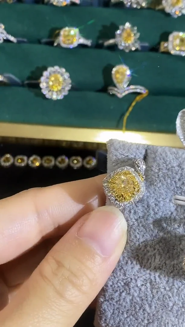 18K金镶嵌吊坠钻石00