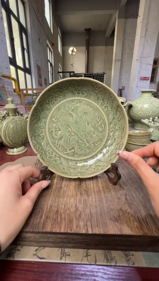 微瑕耀州窑穿云龙盘