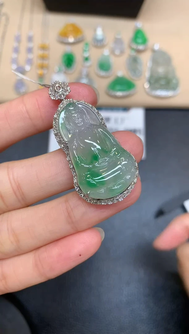 颈饰18K金镶嵌翡翠观音【无服务费