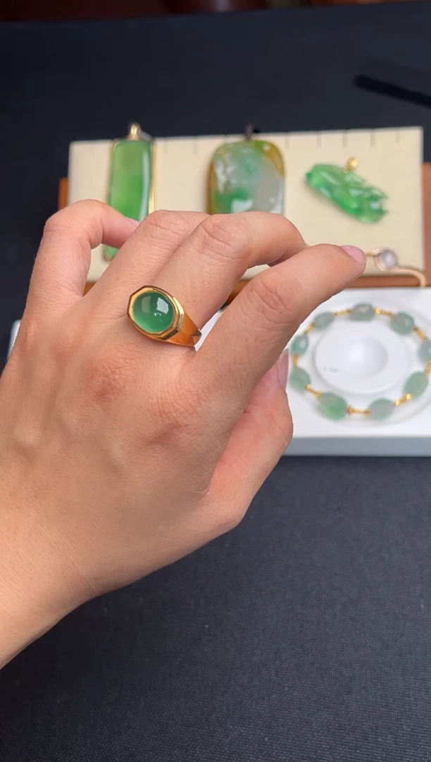 18K金镶嵌戒指翡翠