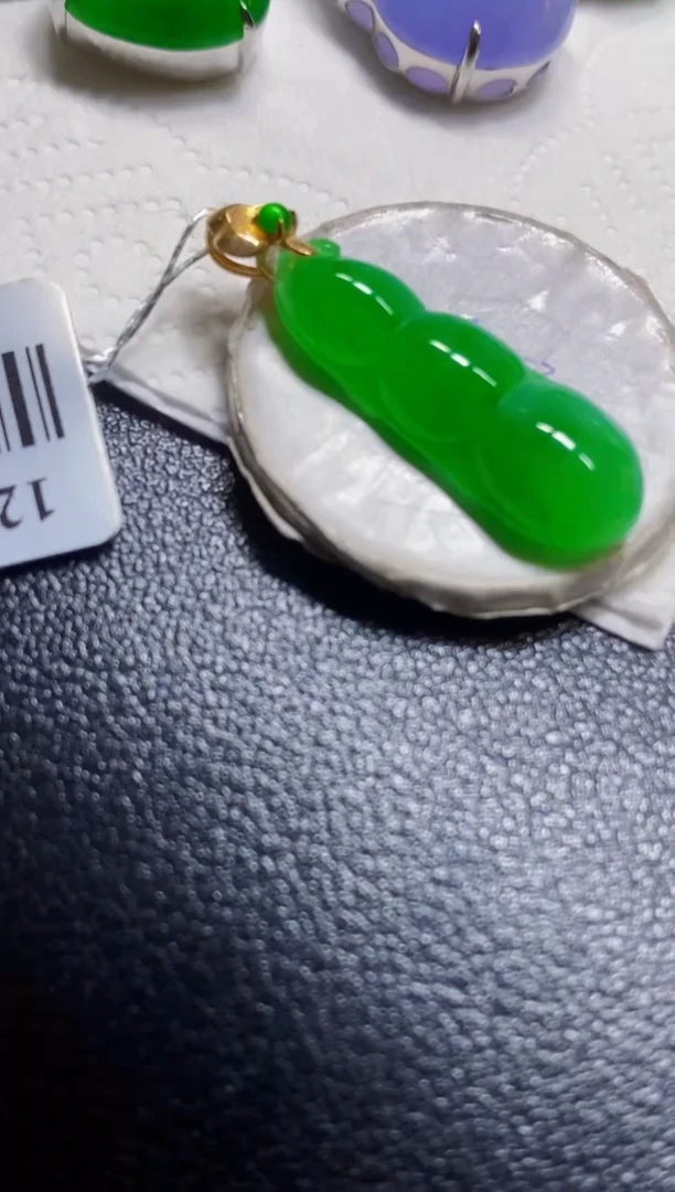 颈饰18K金镶嵌翡翠豆