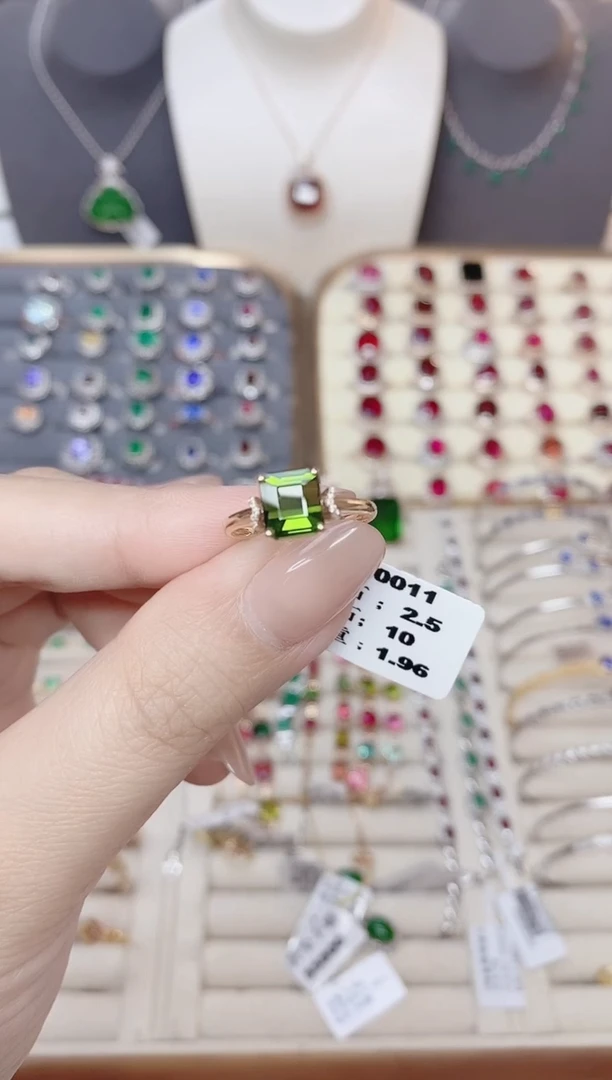 18K金镶嵌碧玺戒指碧玺2.5CT