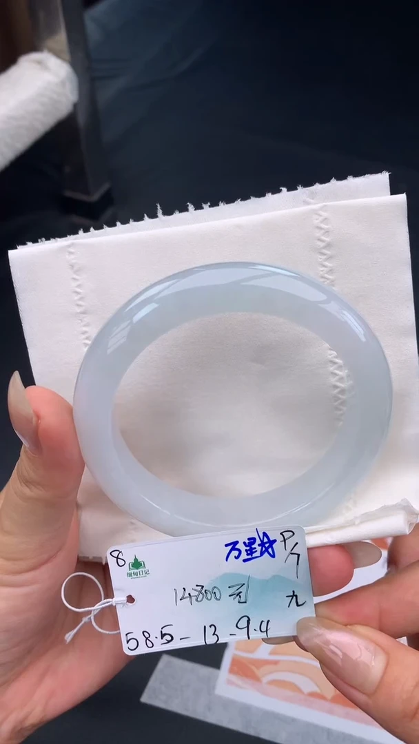 未镶嵌手镯翡翠自带#送人#，联系客服核对地址~