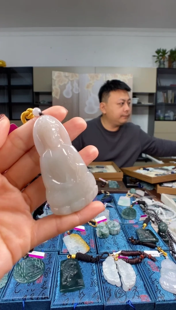 颈饰未镶嵌翡翠  多样性发其一