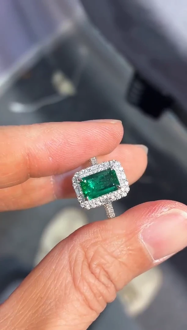 18K金镶嵌戒指祖母绿【闪购】1.6ct/同步展会价/极光绿