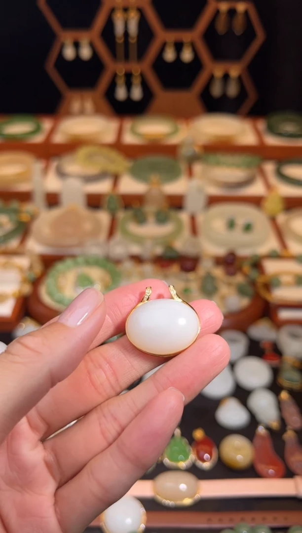 18K金镶嵌和田玉挂件福利