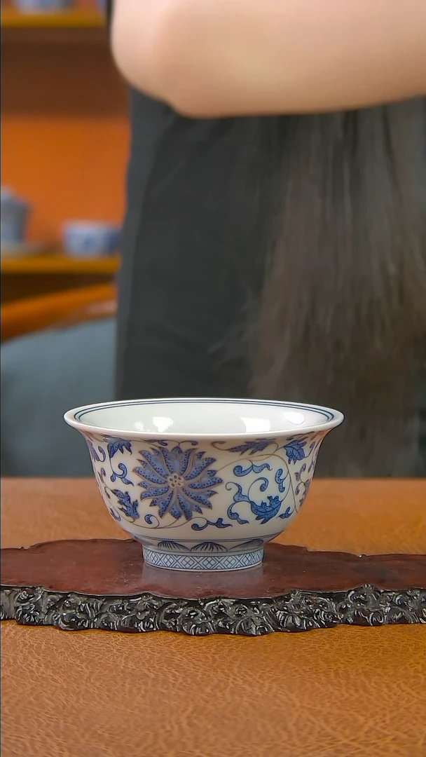 景德镇手工青花描金缠枝莲主人杯