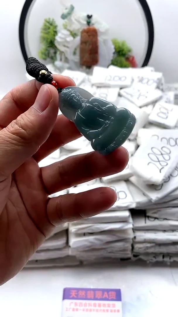 翡翠未镶嵌颈饰小观音