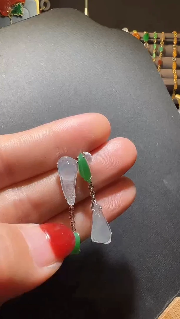 18K金镶嵌翡翠耳饰翡翠玉兰耳钉