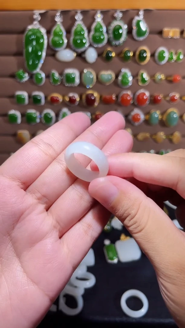 和田玉未镶嵌颈饰白玉戒圈（16圈）