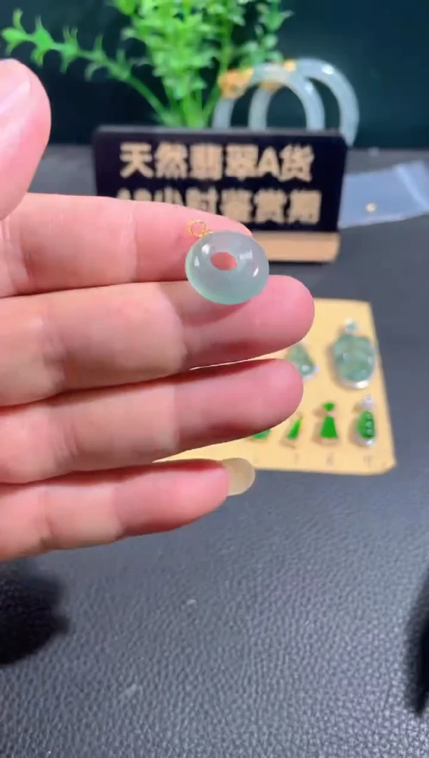 翡翠18K金镶嵌颈饰翡翠