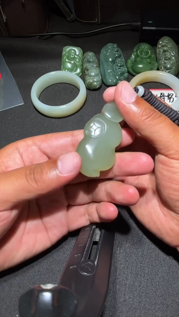 未镶嵌和田玉（糖玉）挂件和田玉