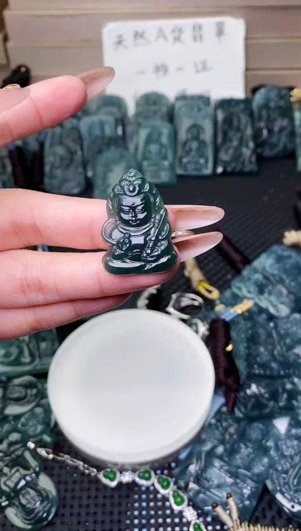 颈饰未镶嵌翡翠