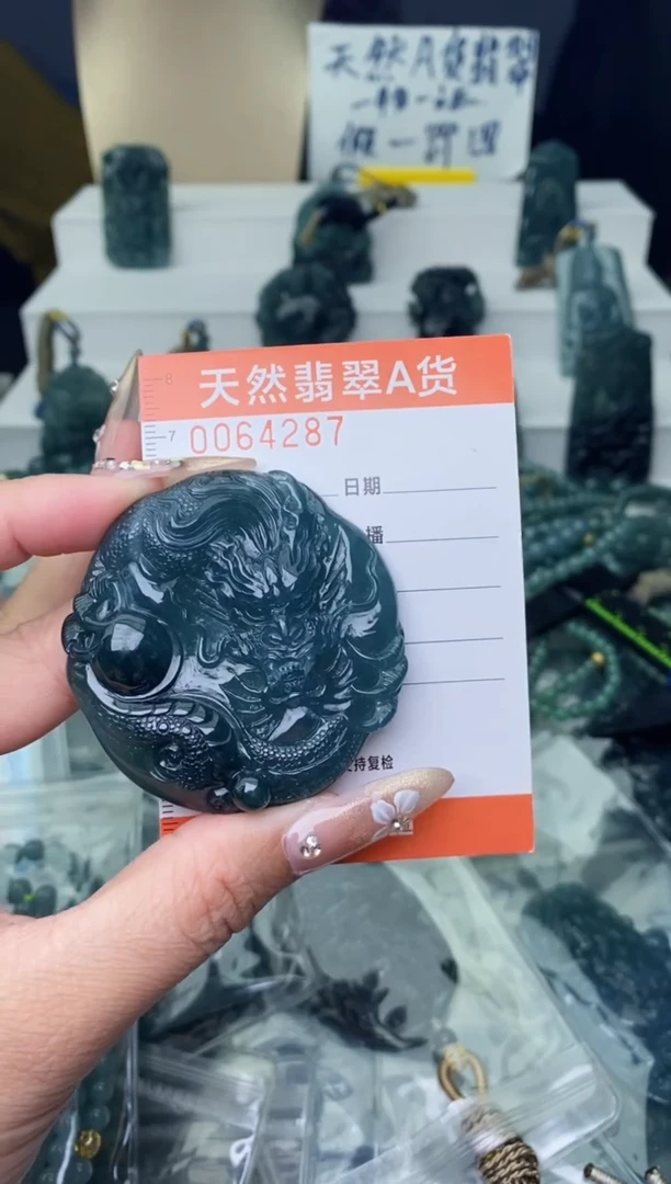 翡翠未镶嵌颈饰