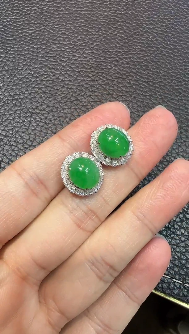 【闪购商品】翡翠耳饰18K金镶嵌高冰满绿大蛋面耳钉