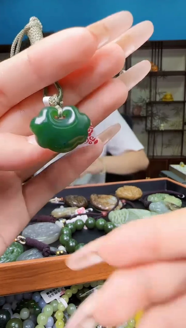 颈饰未镶嵌和田玉1