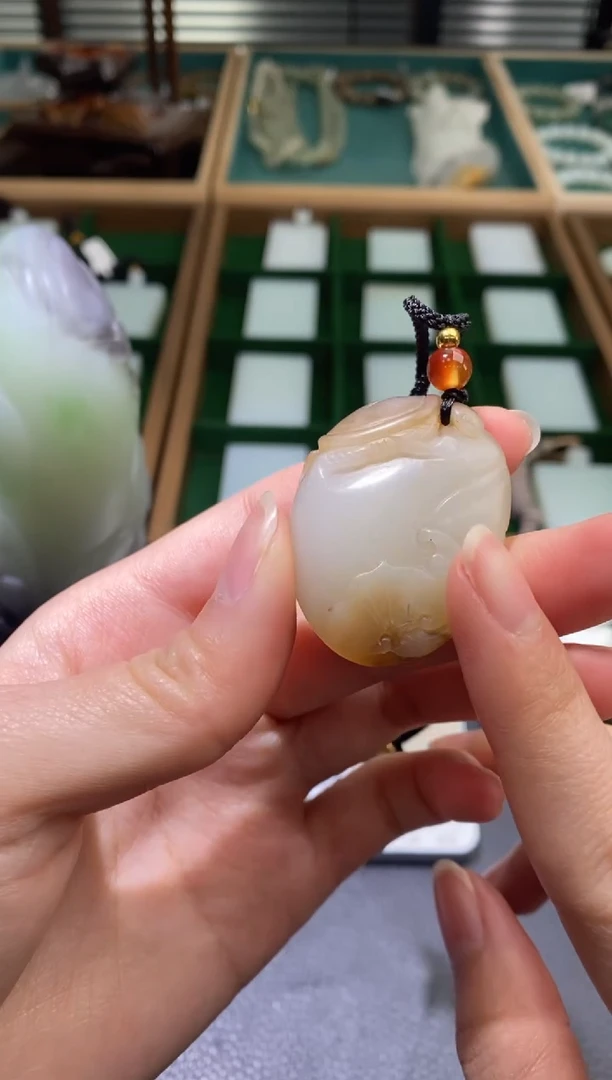 定制和田玉且末糖料吊坠