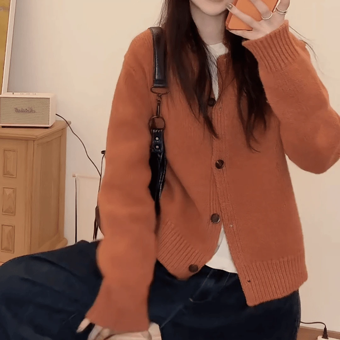 圆领单排扣简约舒适开衫毛衣女2025新款秋冬时尚休闲百搭纯色上衣