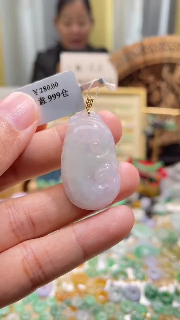 颈饰18K金镶嵌翡翠如
