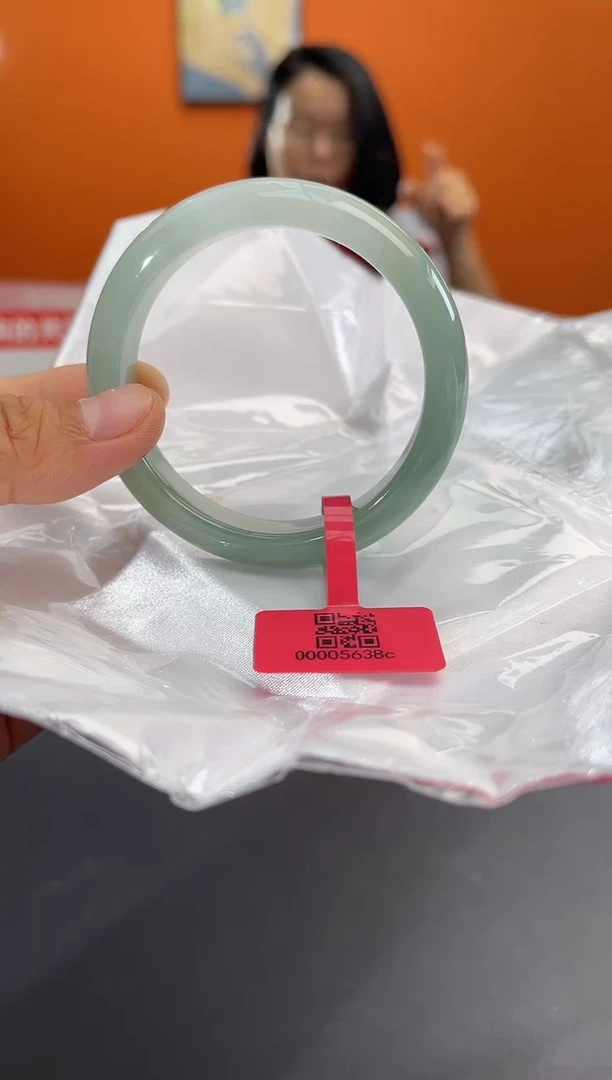 翡翠手镯未镶嵌翡翠手镯