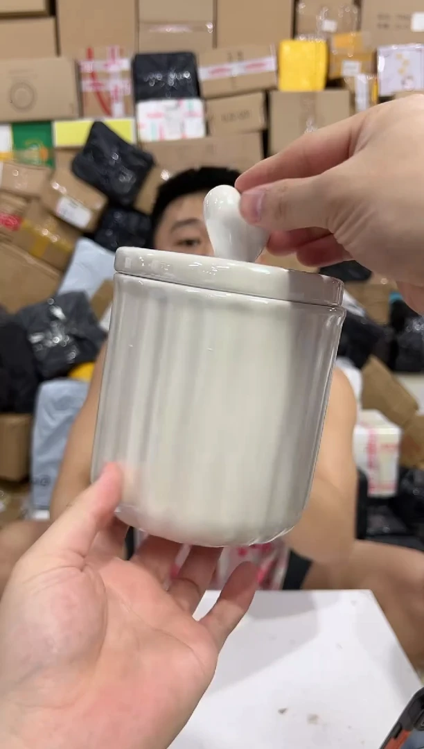 瓷片白色电镀罐子