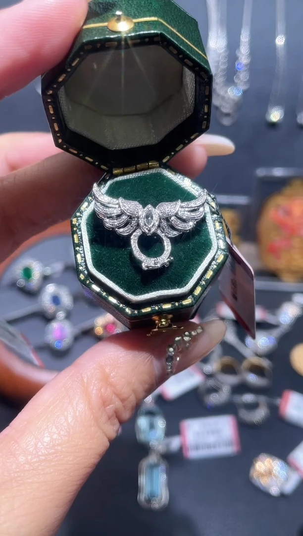 【闪购商品】钻石吊坠(不含链)18K金镶嵌钻石吊坠