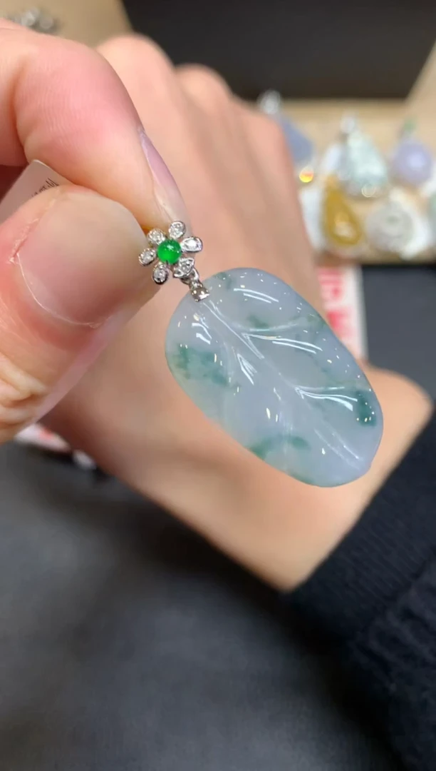 【闪购商品】翡翠颈饰18K金镶嵌叶子【无服务费】