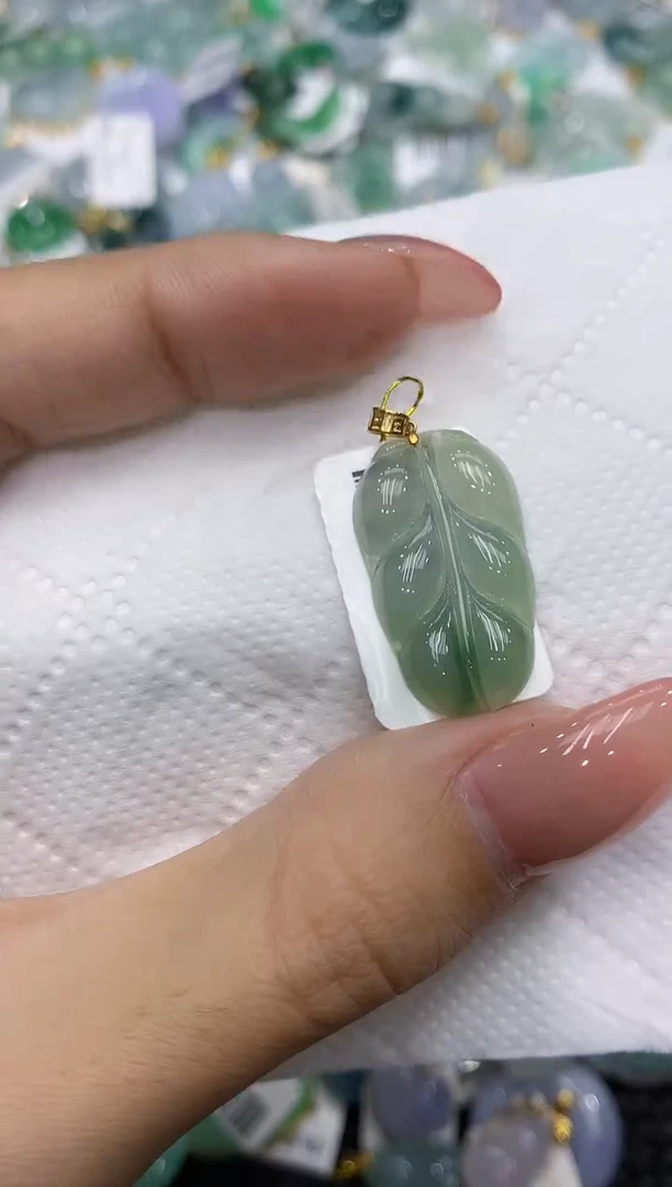 颈饰18K金镶嵌翡翠111111111111