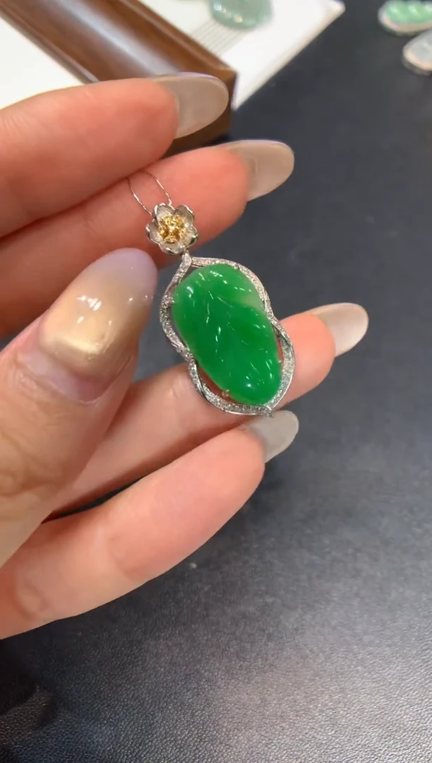 颈饰18K金镶嵌翡翠叶子