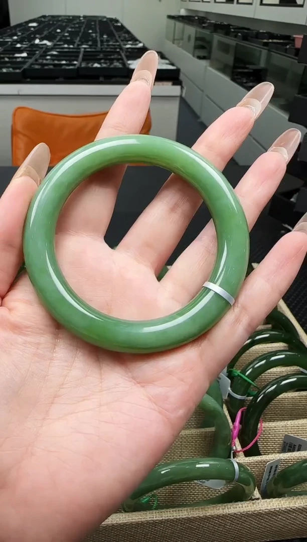 未镶嵌手镯和田玉一个，约56圈口