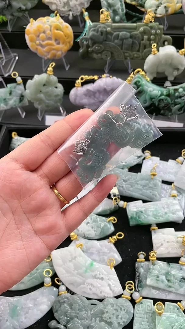 【闪购商品】翡翠颈饰未镶嵌耳环一套