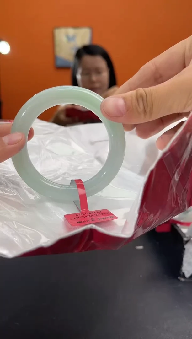 翡翠手镯未镶嵌翡翠手镯