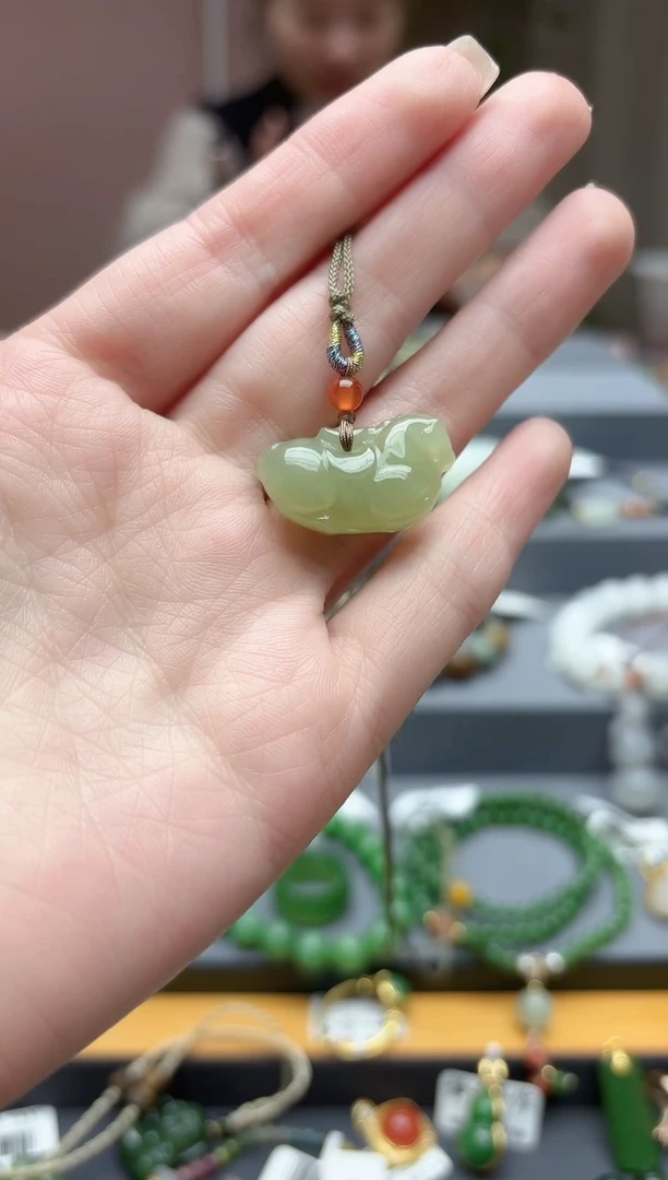 颈饰未镶嵌和田玉天然和田玉马吊坠