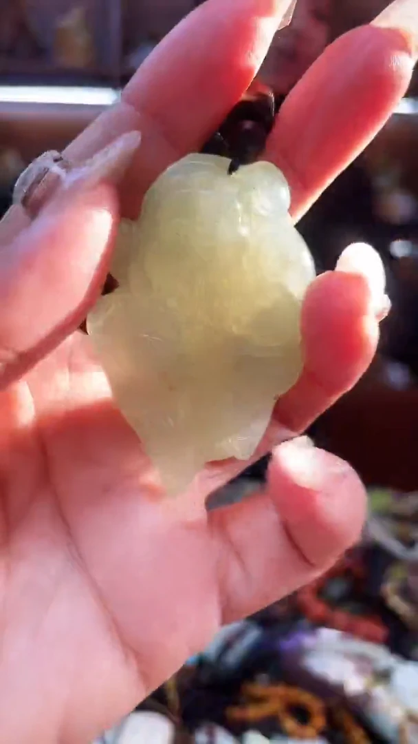 未镶嵌蛇纹石玉吊坠