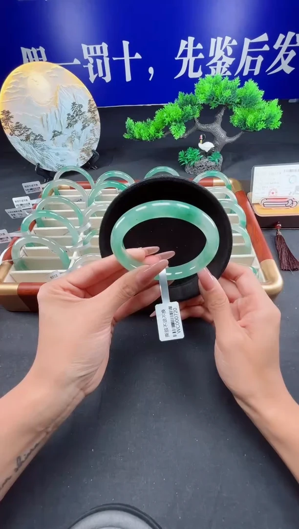 未镶嵌手镯石英质玉（非洲翠）圈口64